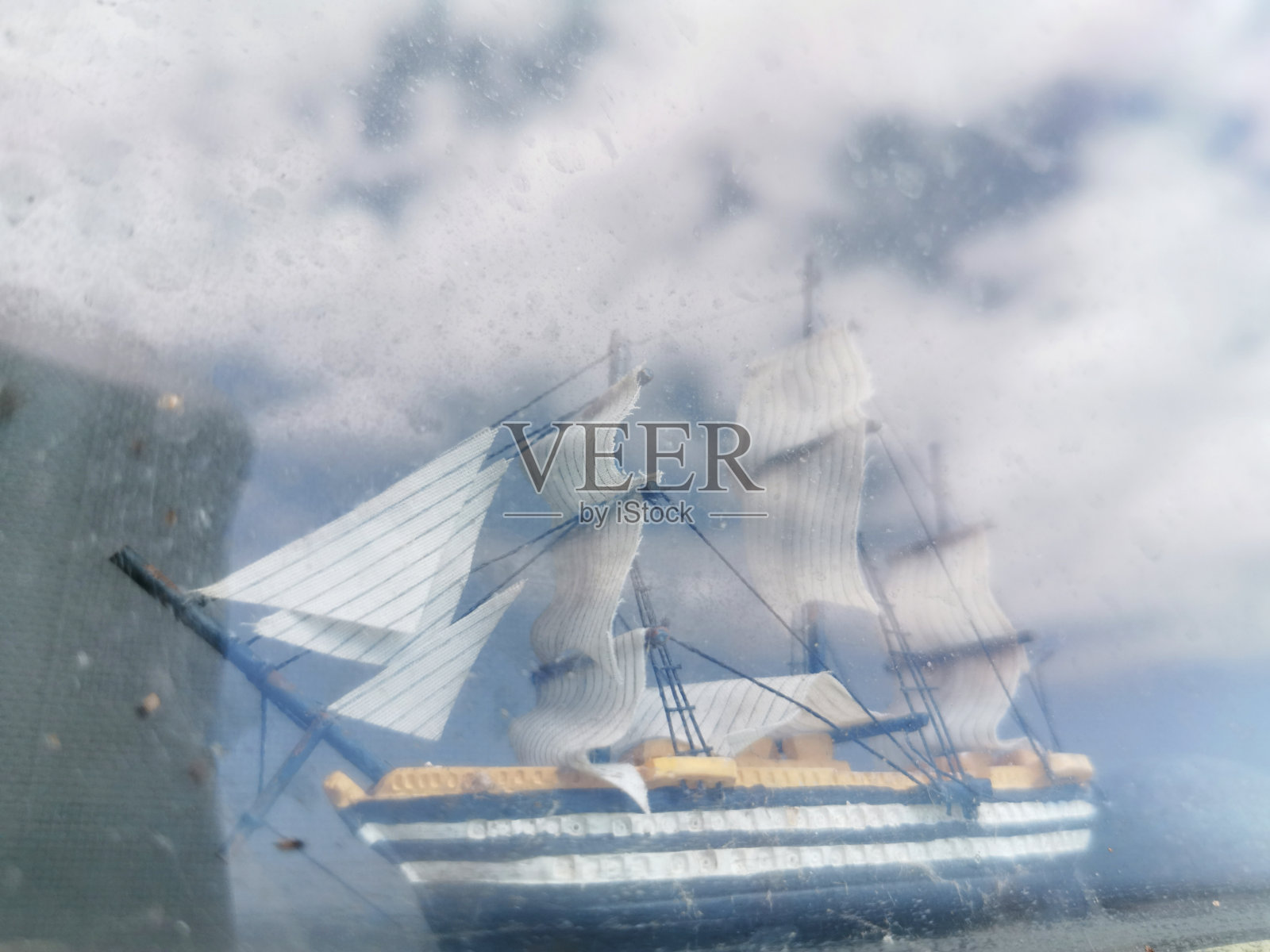 Windows里的帆船玩具照片摄影图片