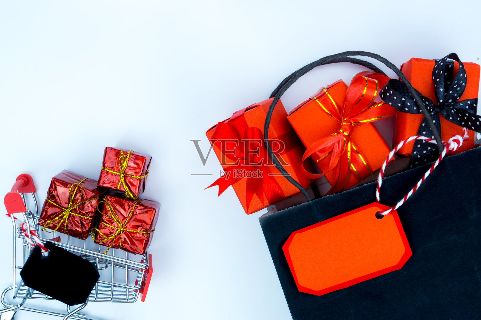 中国的网上购物，购物车和圣诞盒子与红色丝带在白色的背景与文本复制空间。11.11光棍节促销概念照片摄影图片