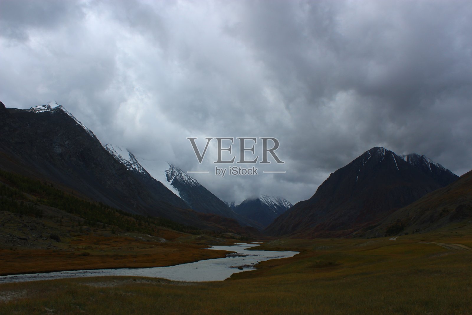 阿尔泰戏剧性的风景。秋天的山，天上的云。照片摄影图片