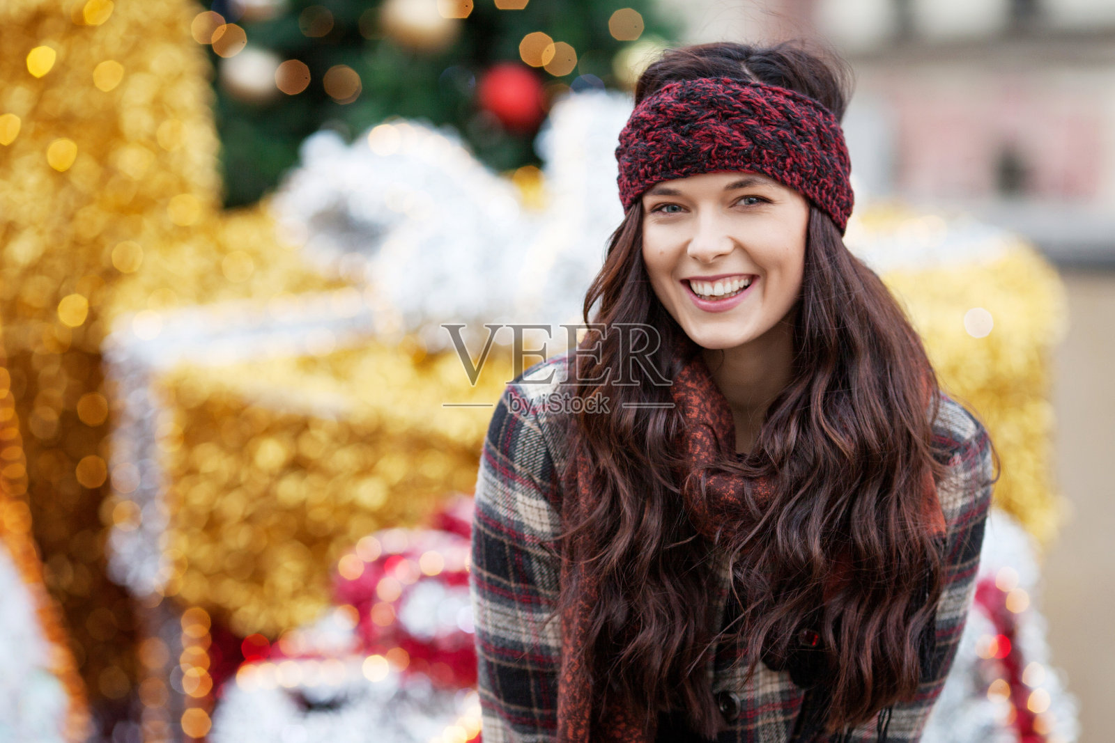 美丽快乐的女人肖像在一个城市。微笑的女孩穿着温暖的衣服和帽子在冬天或秋天。圣诞节与非聚焦灯的背景。本空间照片摄影图片