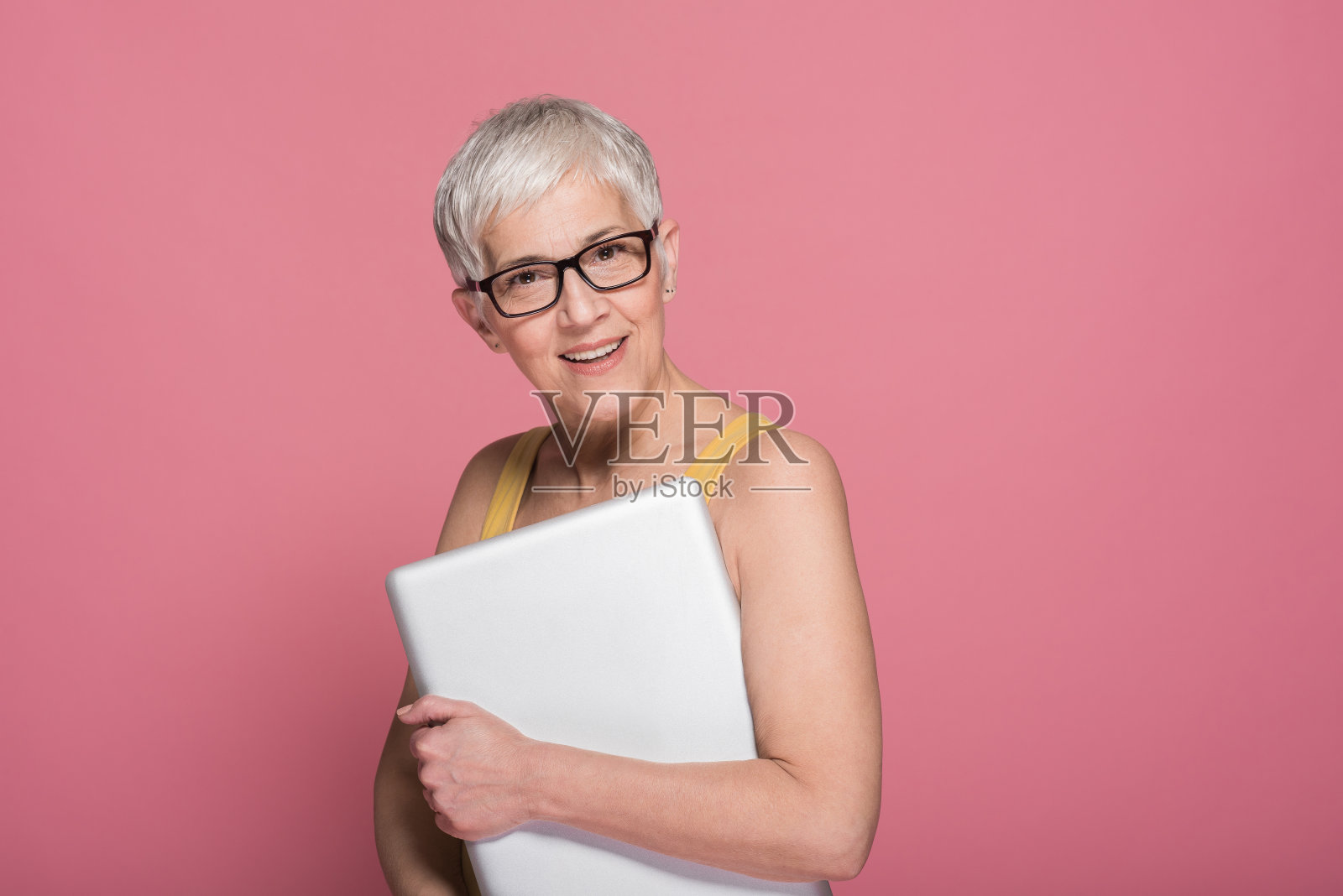 一个拿着笔记本电脑的成熟女人的肖像照片摄影图片