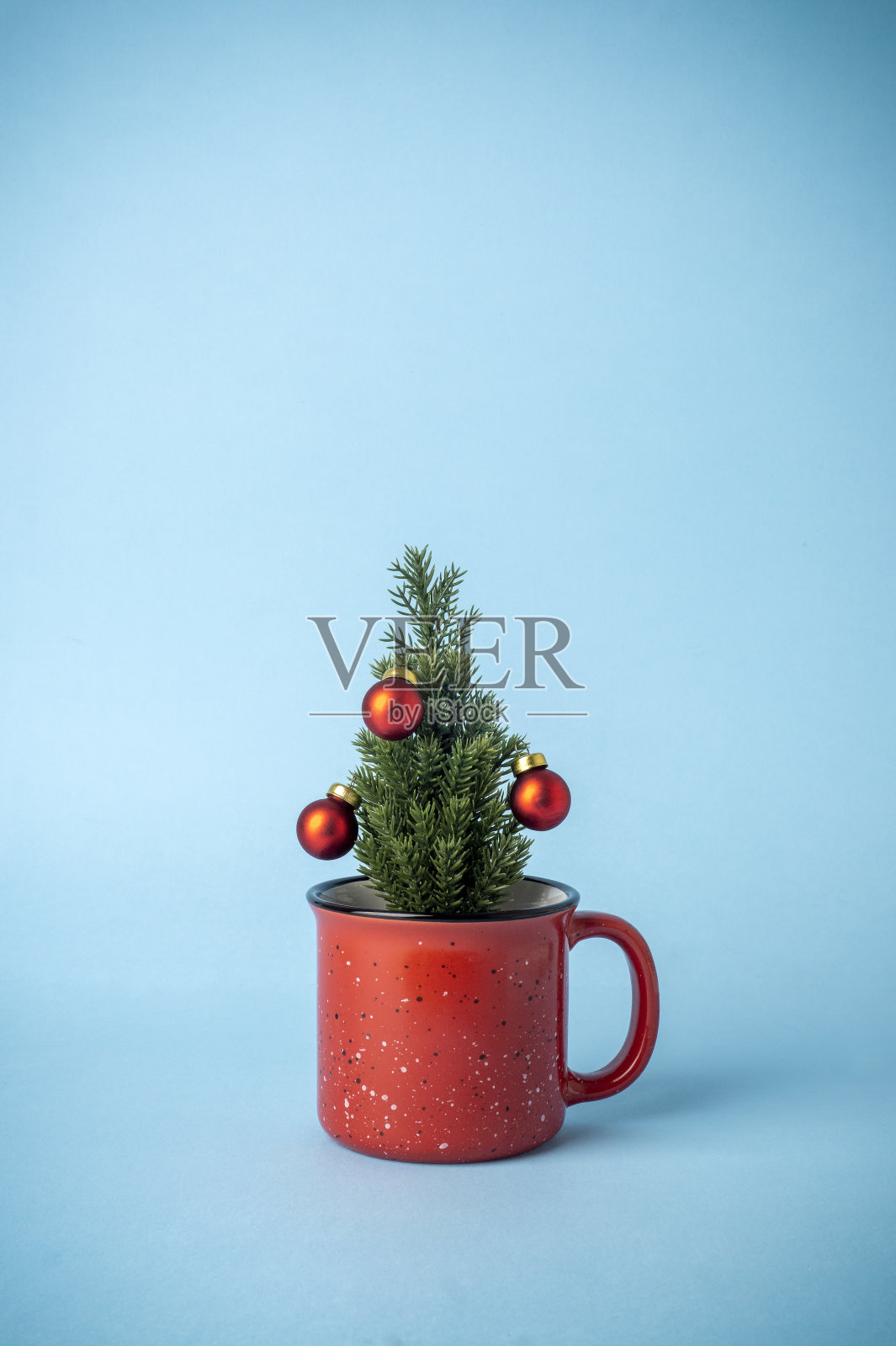 在蓝色背景上有杯形装饰的圣诞树。圣诞假期饮料照片摄影图片