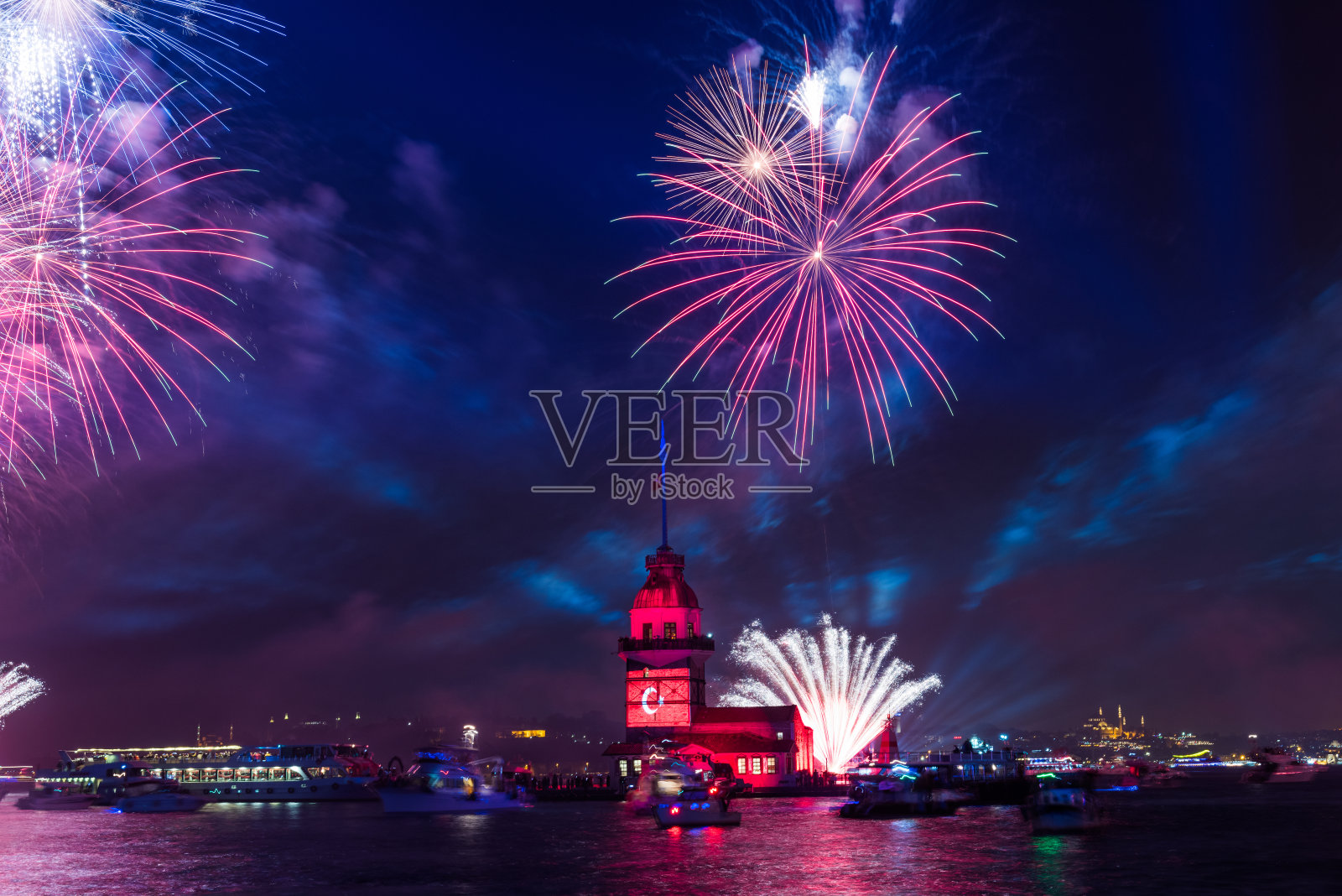 少女塔烟花。于斯屈达尔,土耳其伊斯坦布尔。照片摄影图片