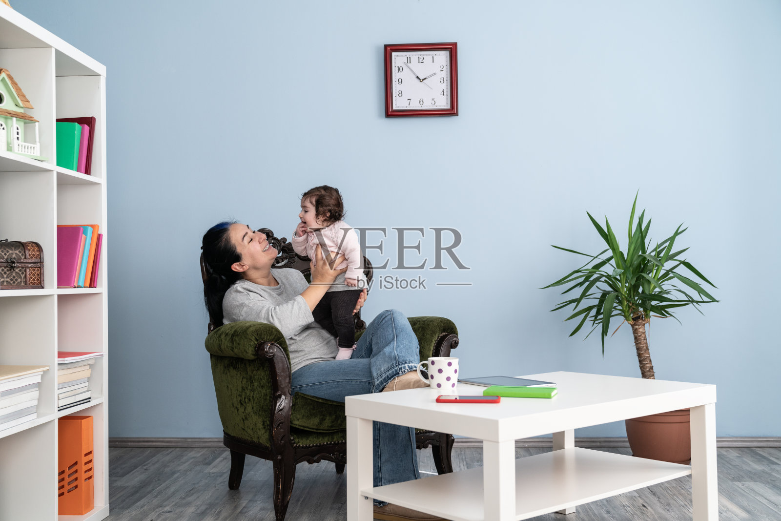好玩的妈妈和宝贝女儿在客厅里照片摄影图片