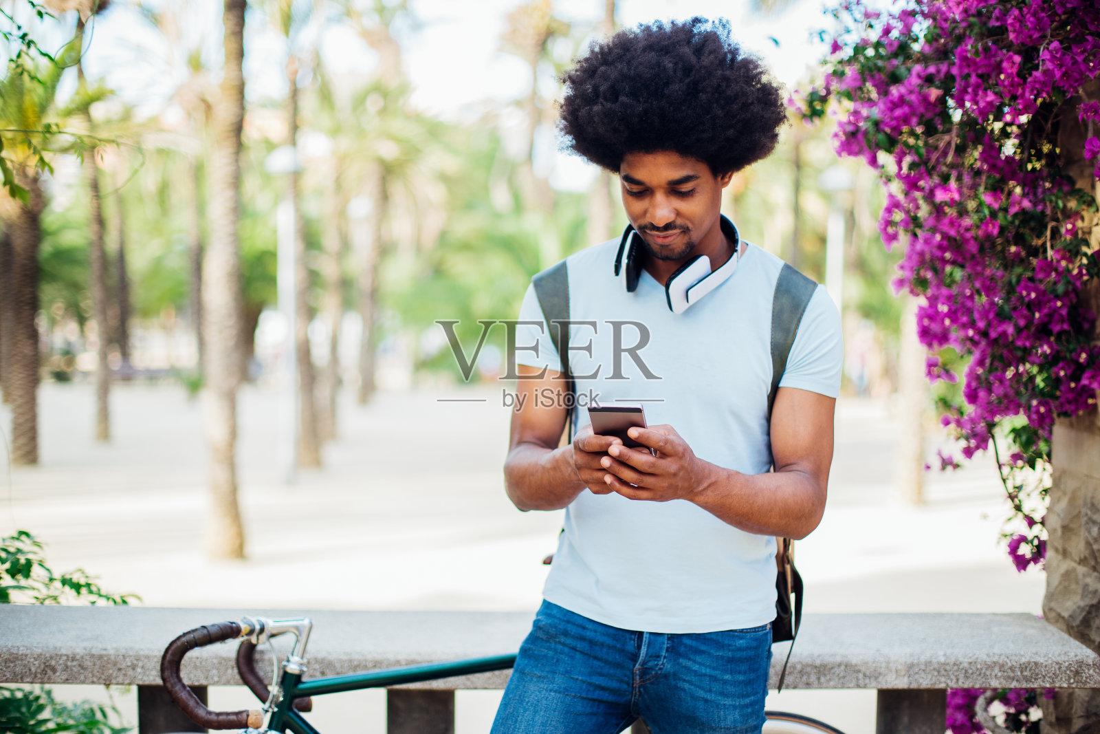 年轻人正在享受他的假期照片摄影图片