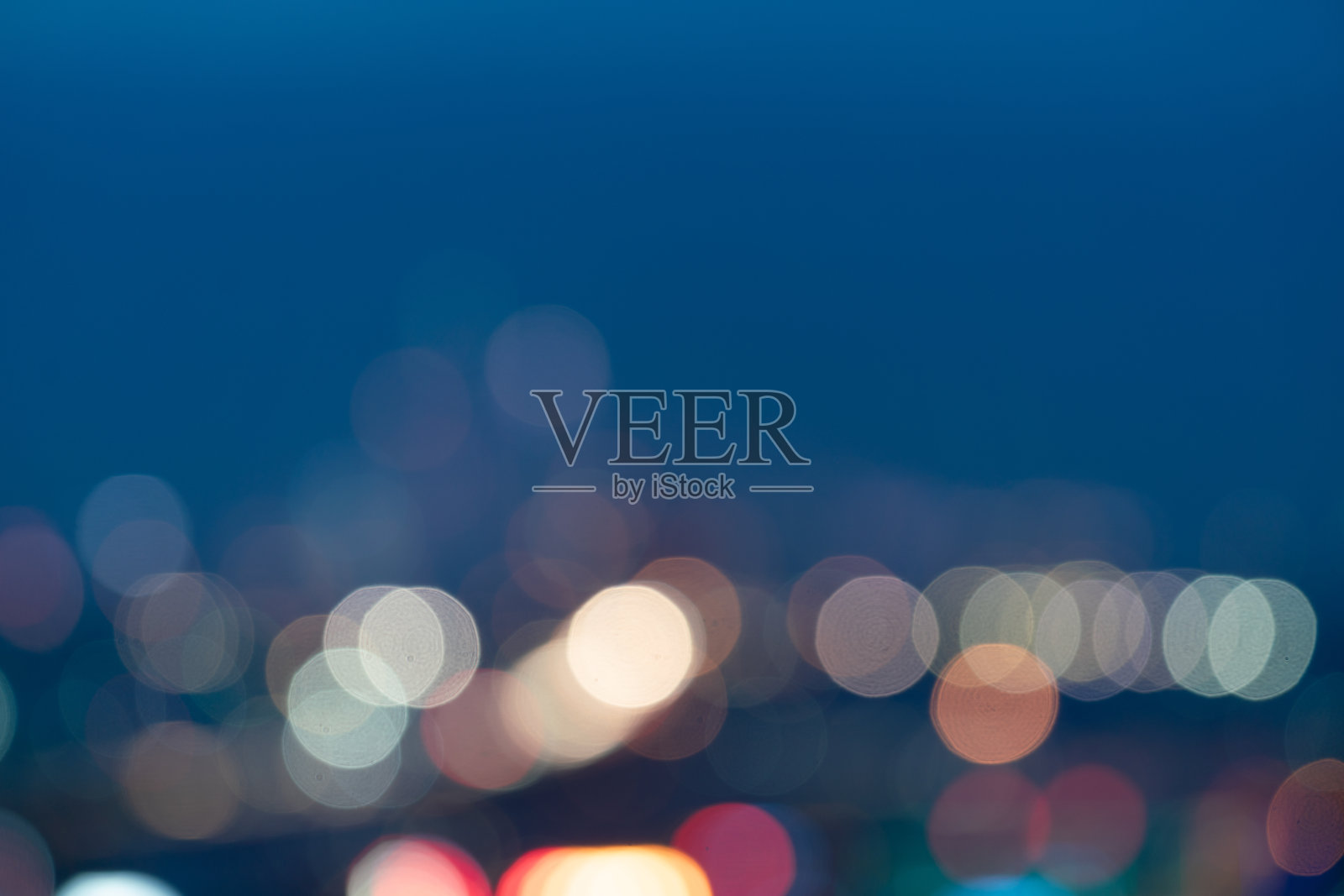 模糊抽象的灰色玻璃模糊了蓝色灯光的背景照片摄影图片