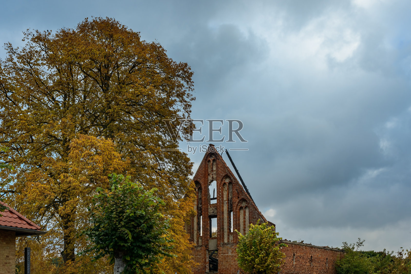 位于前修道院“Himmelpfort”的啤酒厂建筑废墟照片摄影图片