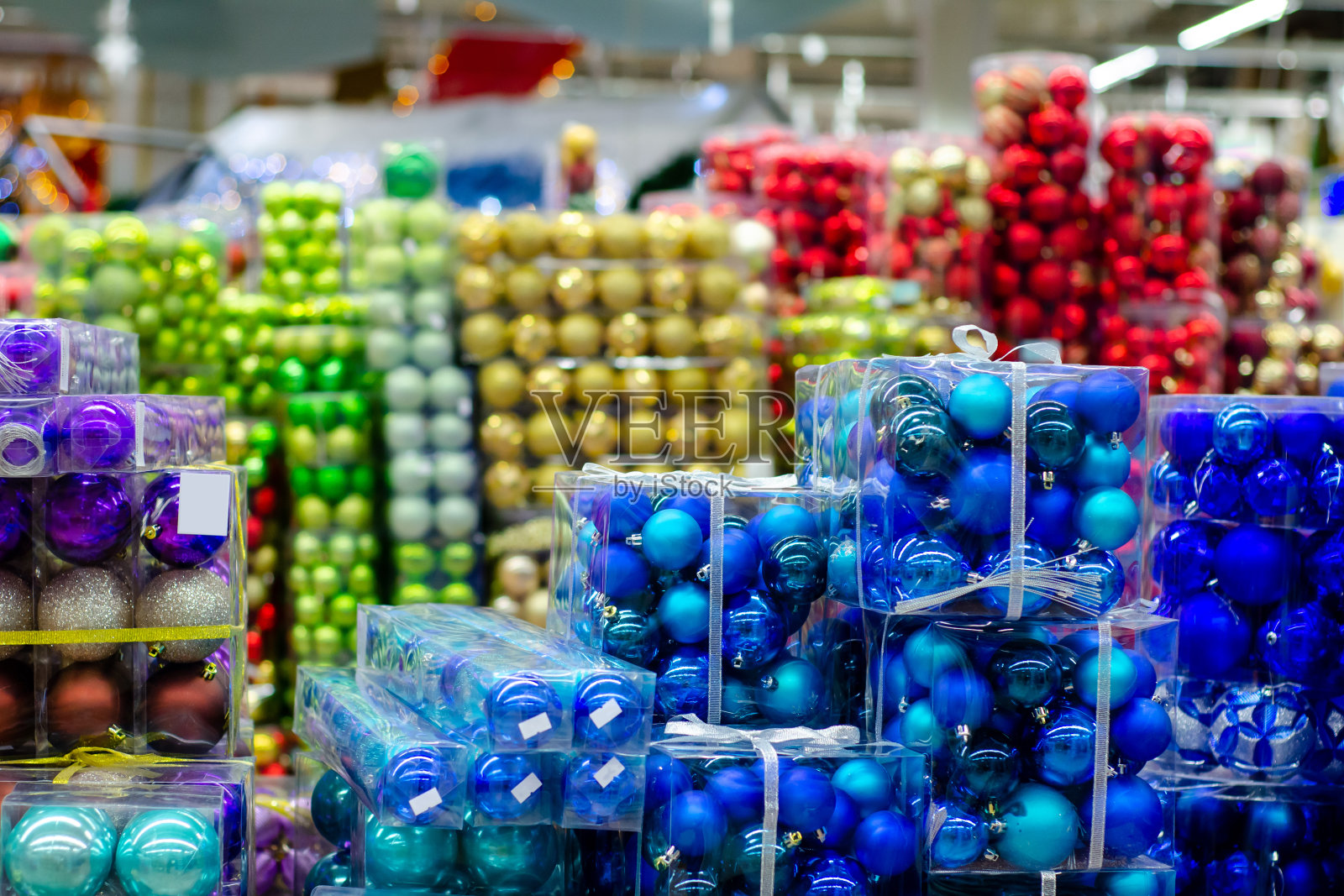 商店里出售的圣诞玩具。照片摄影图片