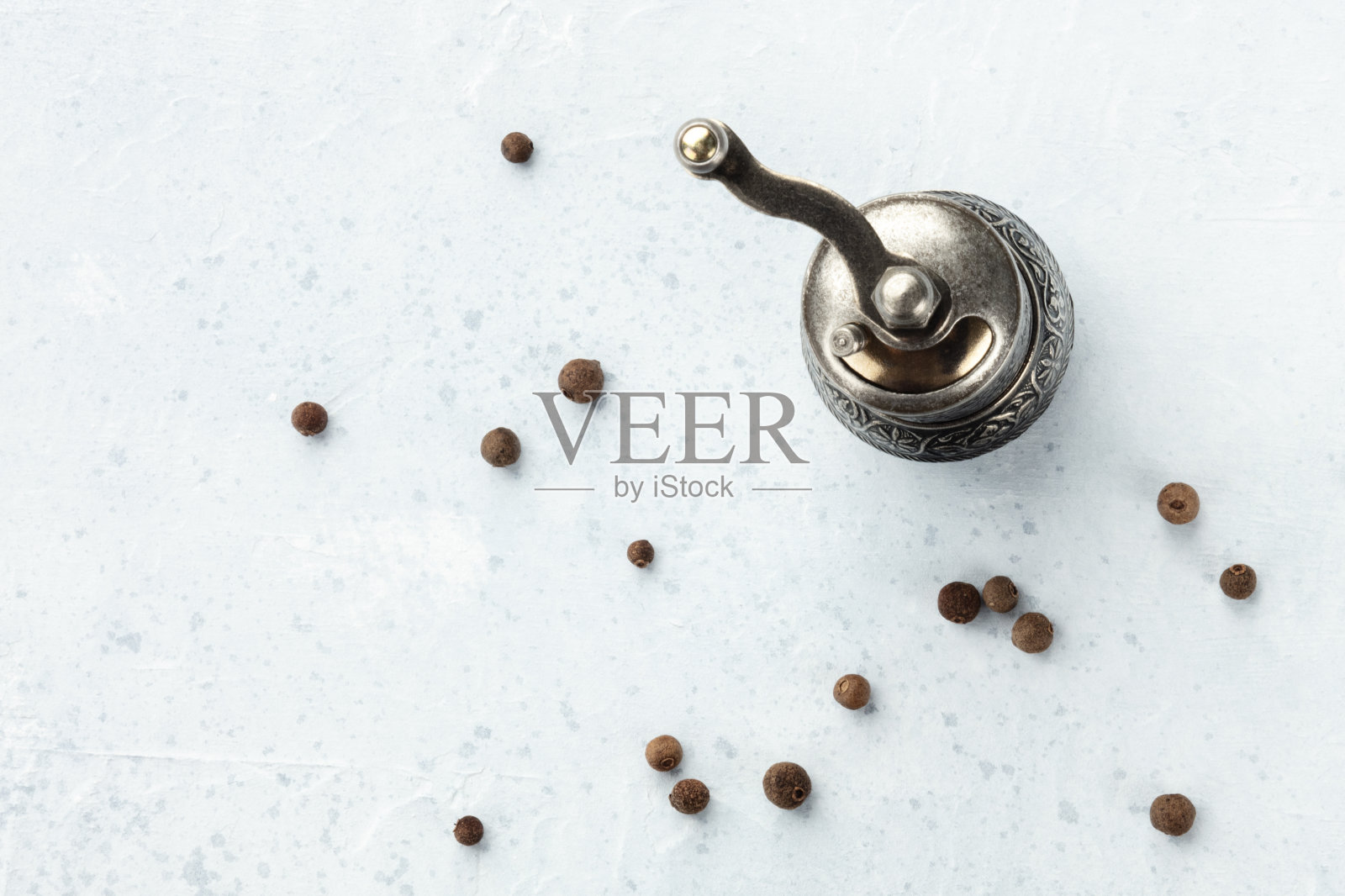 甜胡椒,牙买加胡椒。黑胡椒和老式的胡椒磨，从拷贝空间的顶部拍摄照片摄影图片