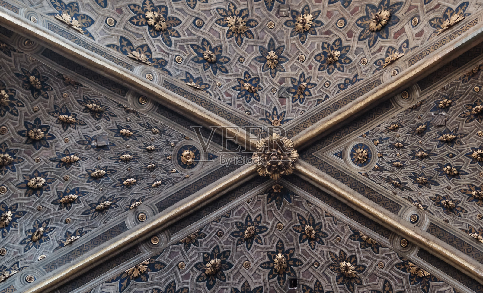 位于伦巴第克雷莫纳的罗马天主教大教堂的详细天花板。照片摄影图片