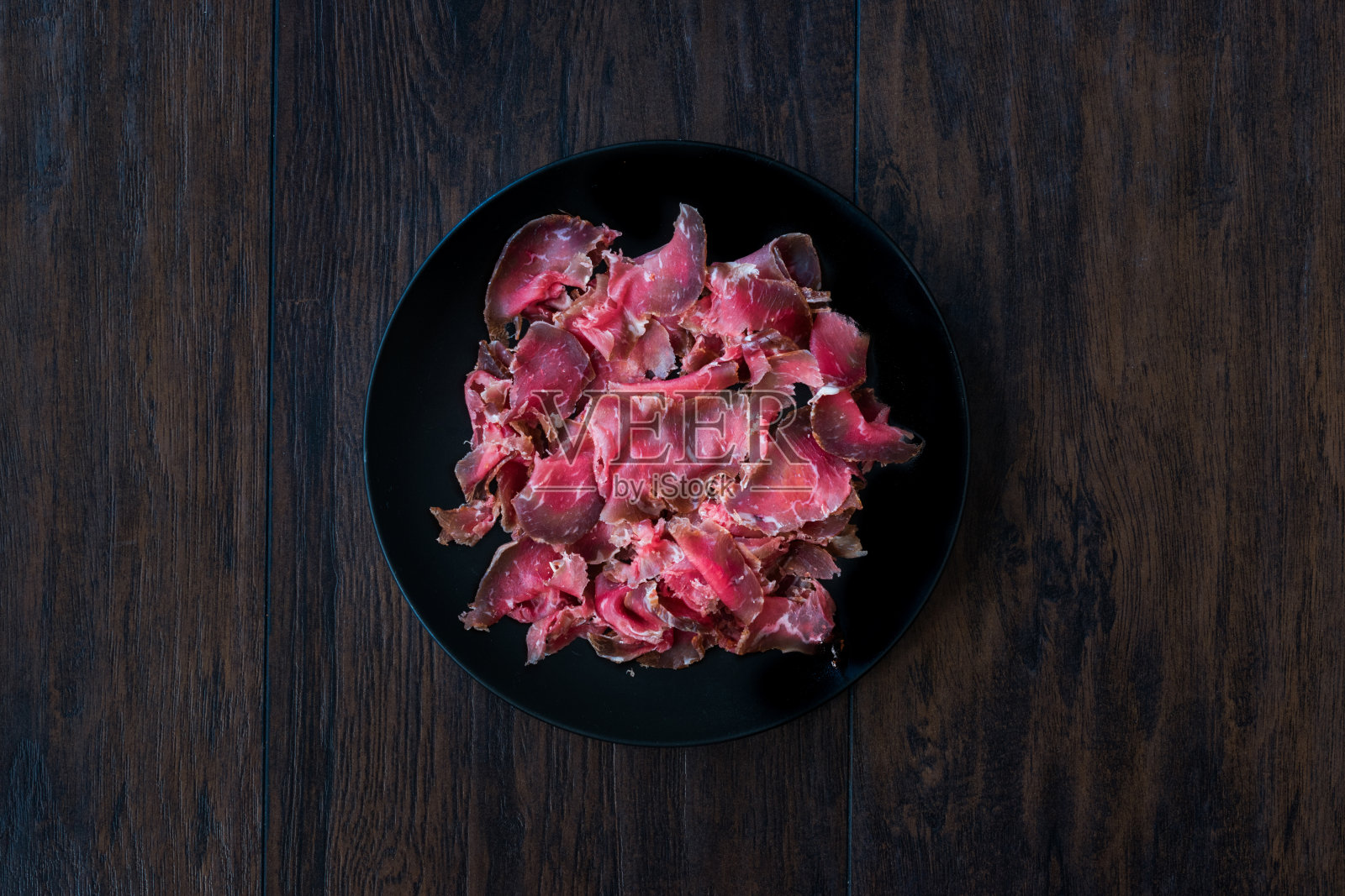 黑盘土耳其熏肉/熏牛肉片。来自卡斯塔莫努和凯塞里的即食和上菜。照片摄影图片