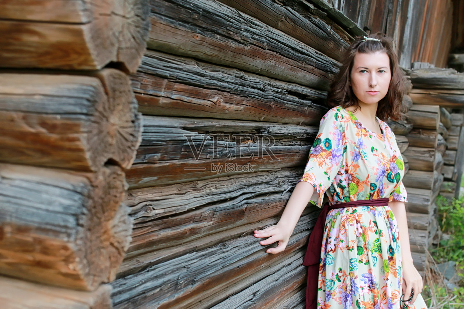 一对年轻夫妇在春天公园约会照片摄影图片