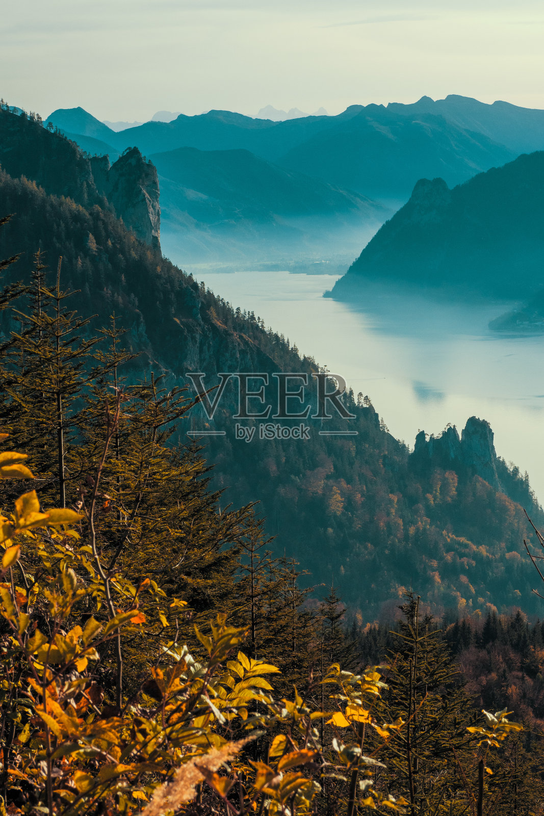 在一个阳光明媚的秋日，从奥地利格蒙登附近的Grünberg, OÖ，可以看到埃本西，特朗西，克莱纳·索恩斯坦和特朗斯坦照片摄影图片