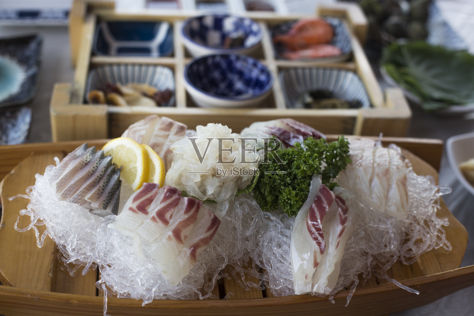 各种生鱼片。各种各样的生鱼片照片摄影图片