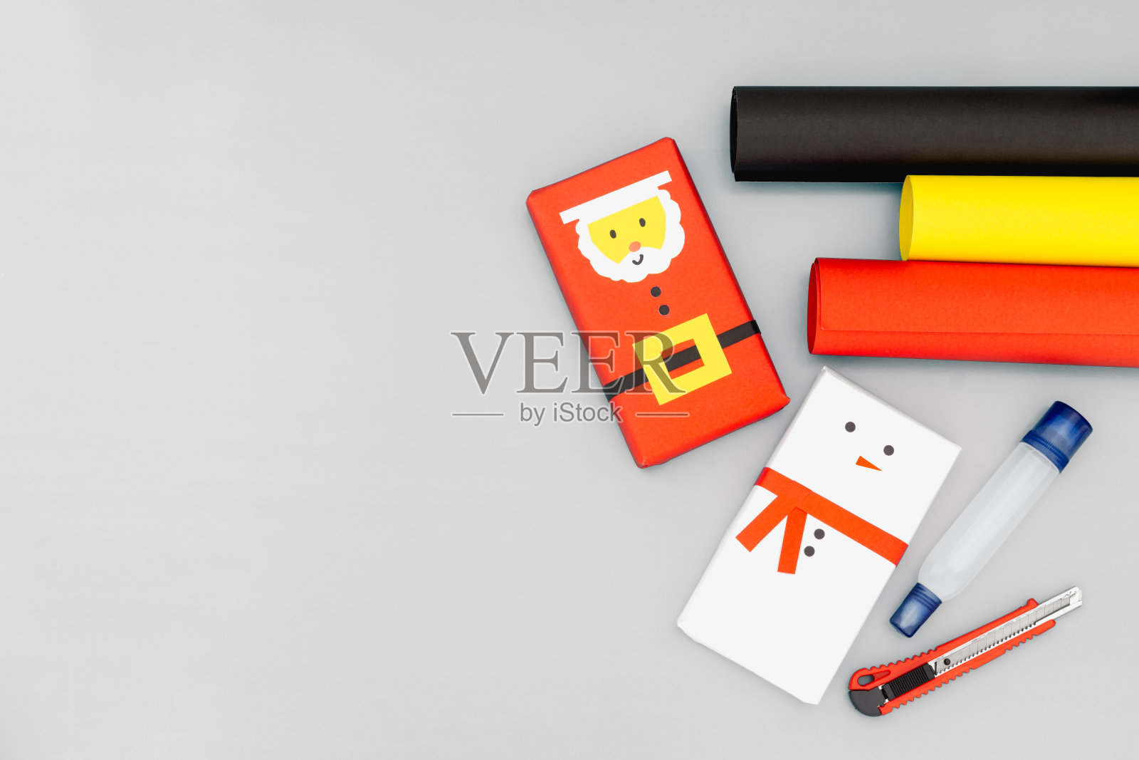 圣诞节DIY背景概念。顶视图DIY雪人和圣诞老人礼盒与复制空间。庆祝寒假的概念照片摄影图片