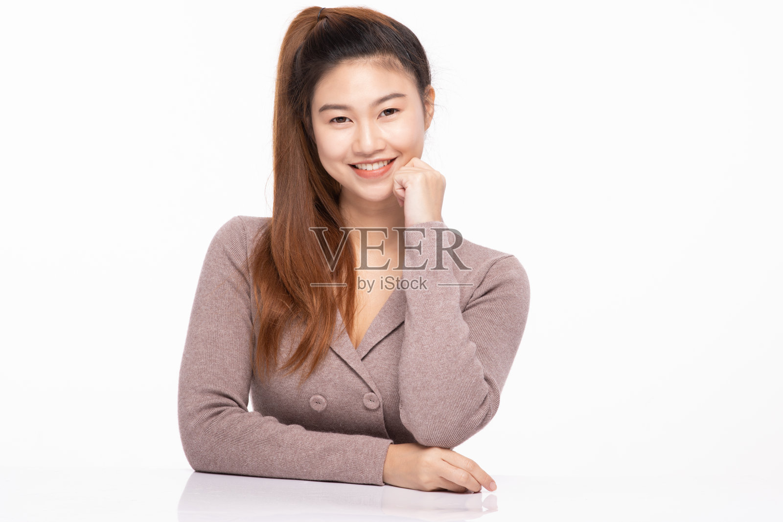 商务亚洲女人的微笑与幸福和自信的感觉，孤立的白色，积极的情感，商业理念照片摄影图片