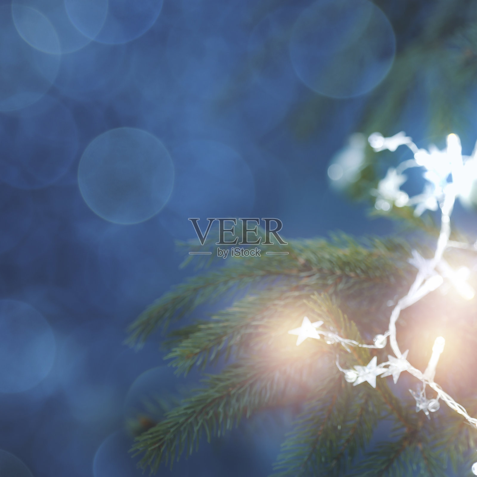 背景模糊的圣诞装饰。照片摄影图片