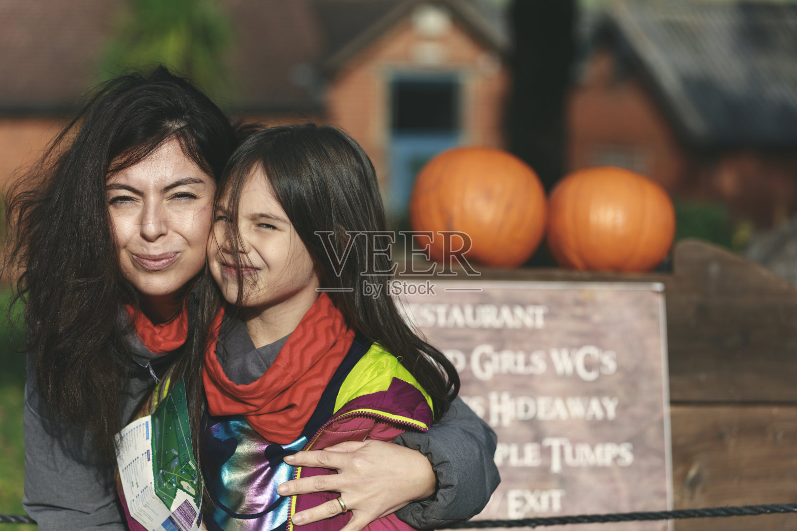 家庭庆祝万圣节照片摄影图片