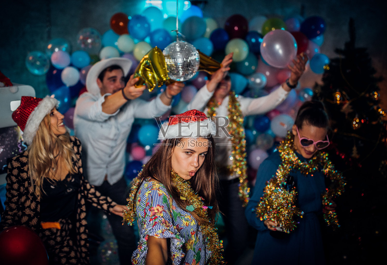 朋友们在除夕聚会照片摄影图片