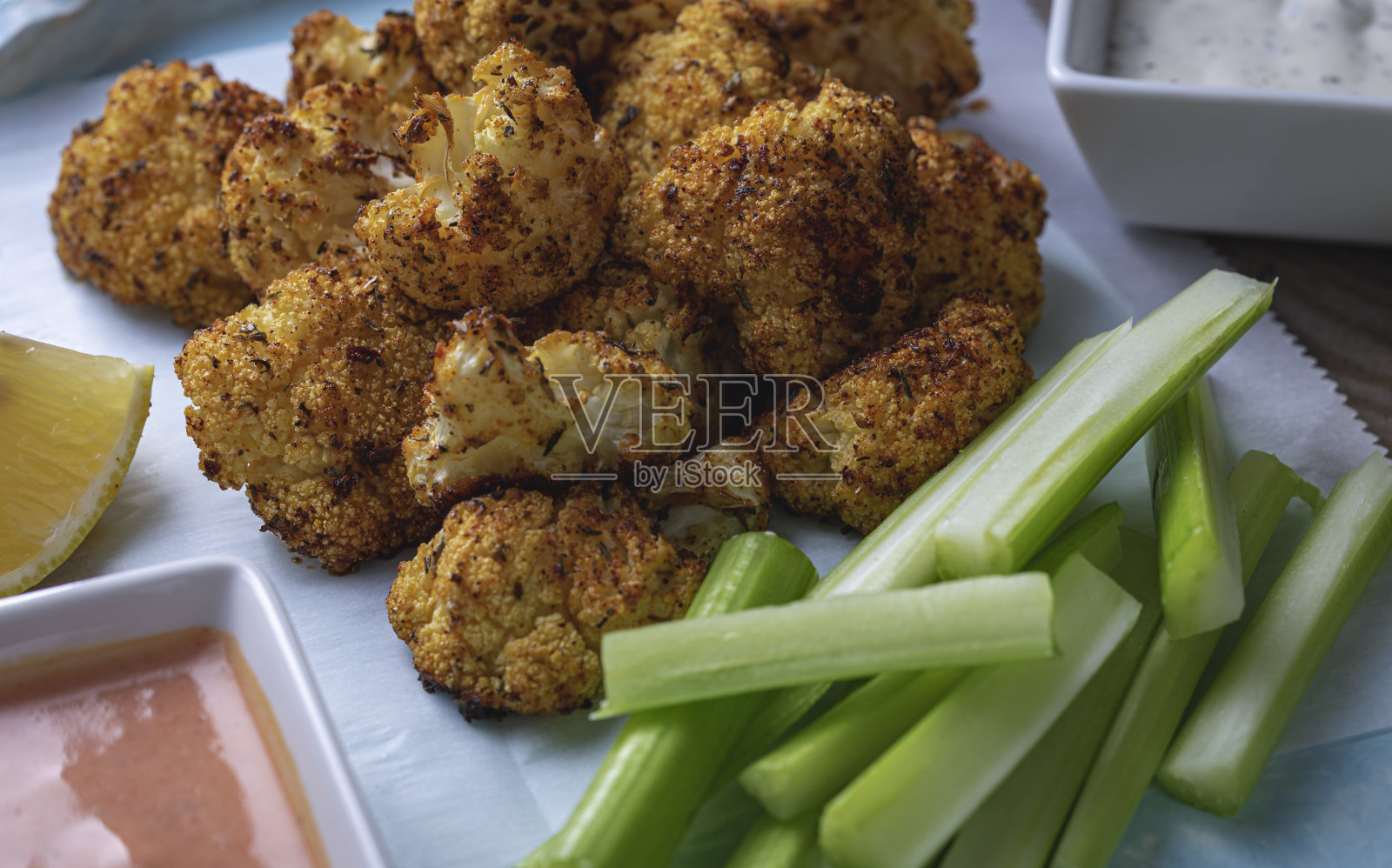 素食，水牛烤花椰菜。照片摄影图片