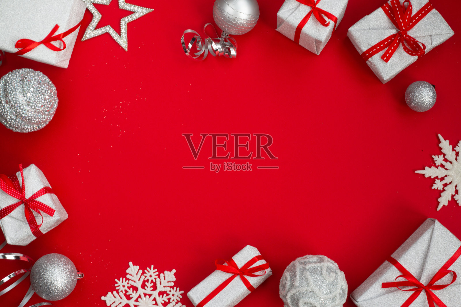 许多圣诞礼物都是红色的照片摄影图片