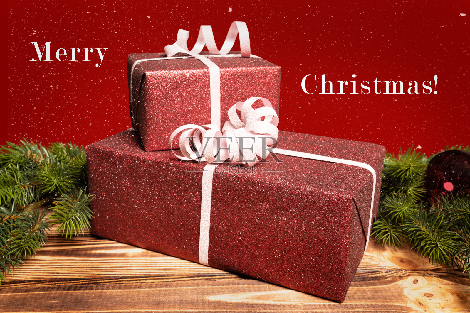 木桌上放着圣诞礼物和一句祝福的话照片摄影图片