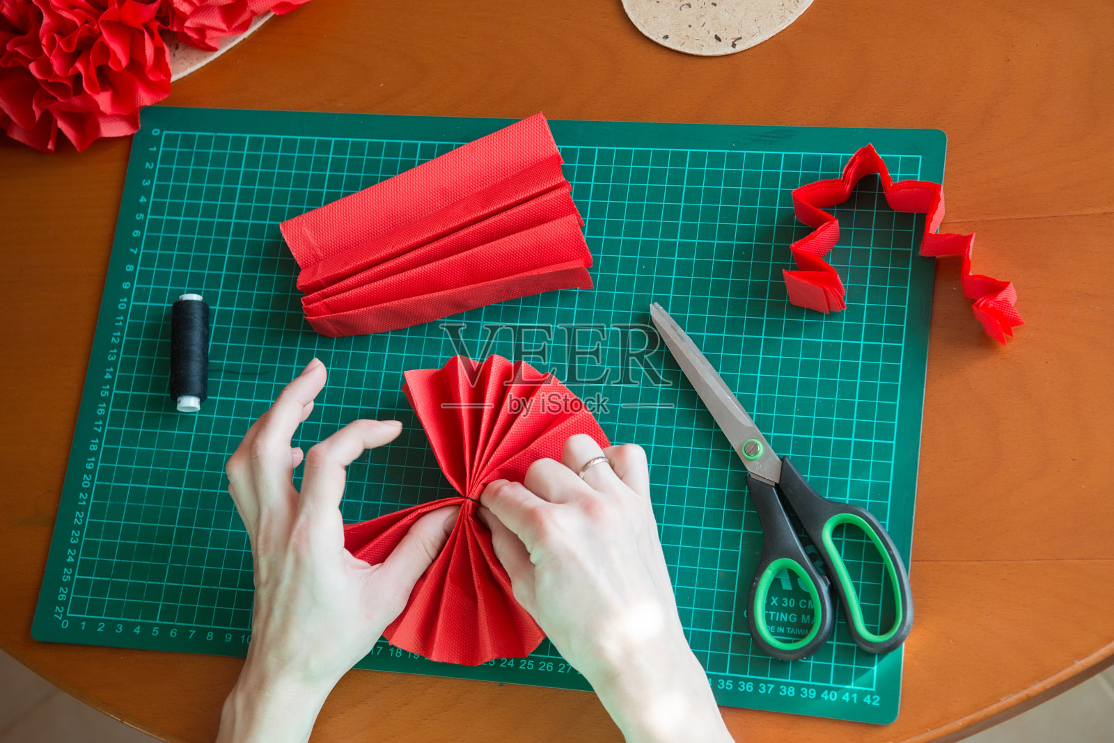 用纸巾手工制作的艺术品。DIY纸绒球。照片摄影图片