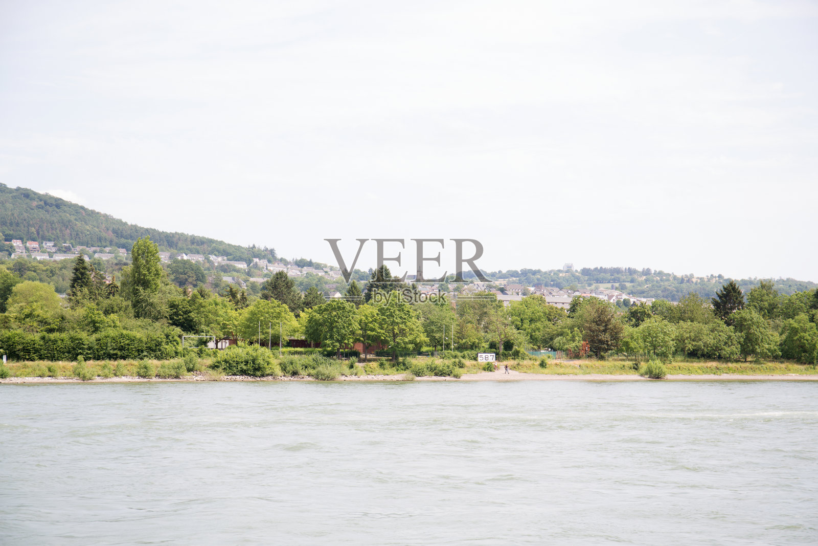 在德国科布伦茨附近的莱茵河岸边欣赏自然风光照片摄影图片