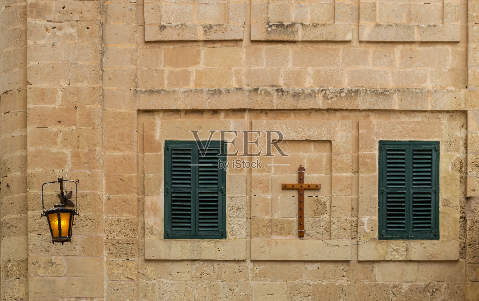 旧公寓墙上的建筑细节和装饰。照片摄影图片