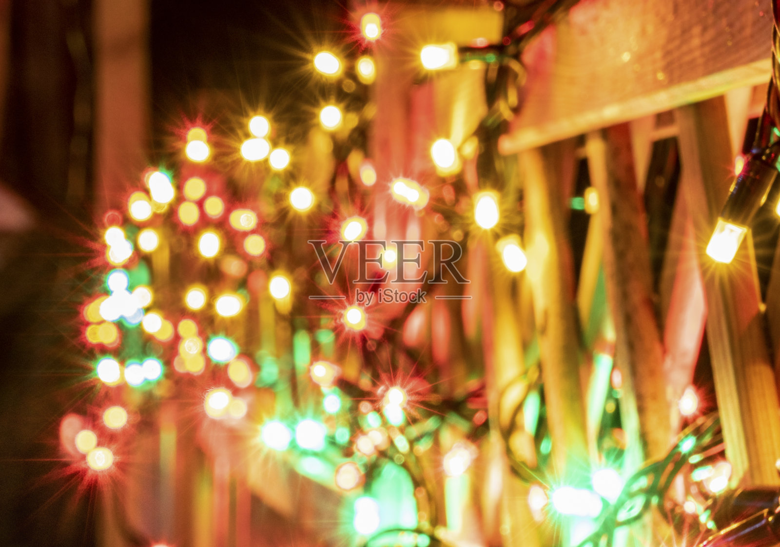 非常闪亮的圣诞装饰在夜晚的北方国家，Led灯使用节约能源为绿色环境，模糊近照灯挂在木栅栏上。瑞典照片摄影图片