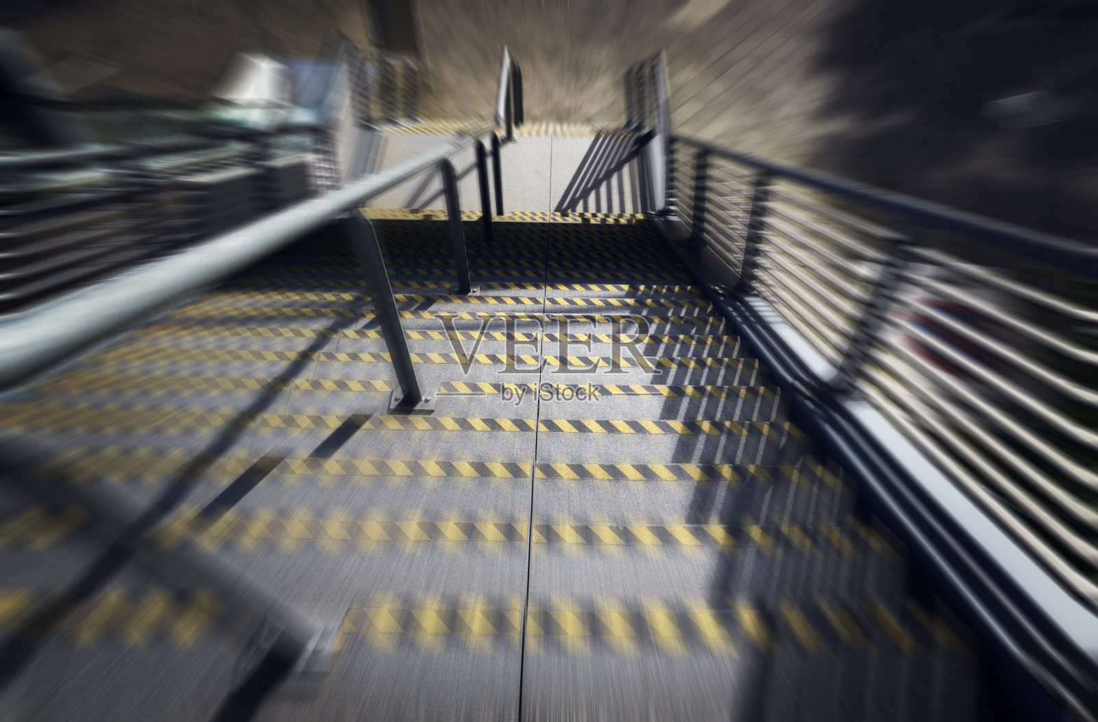 黑色和黄色条纹的楼梯照片摄影图片