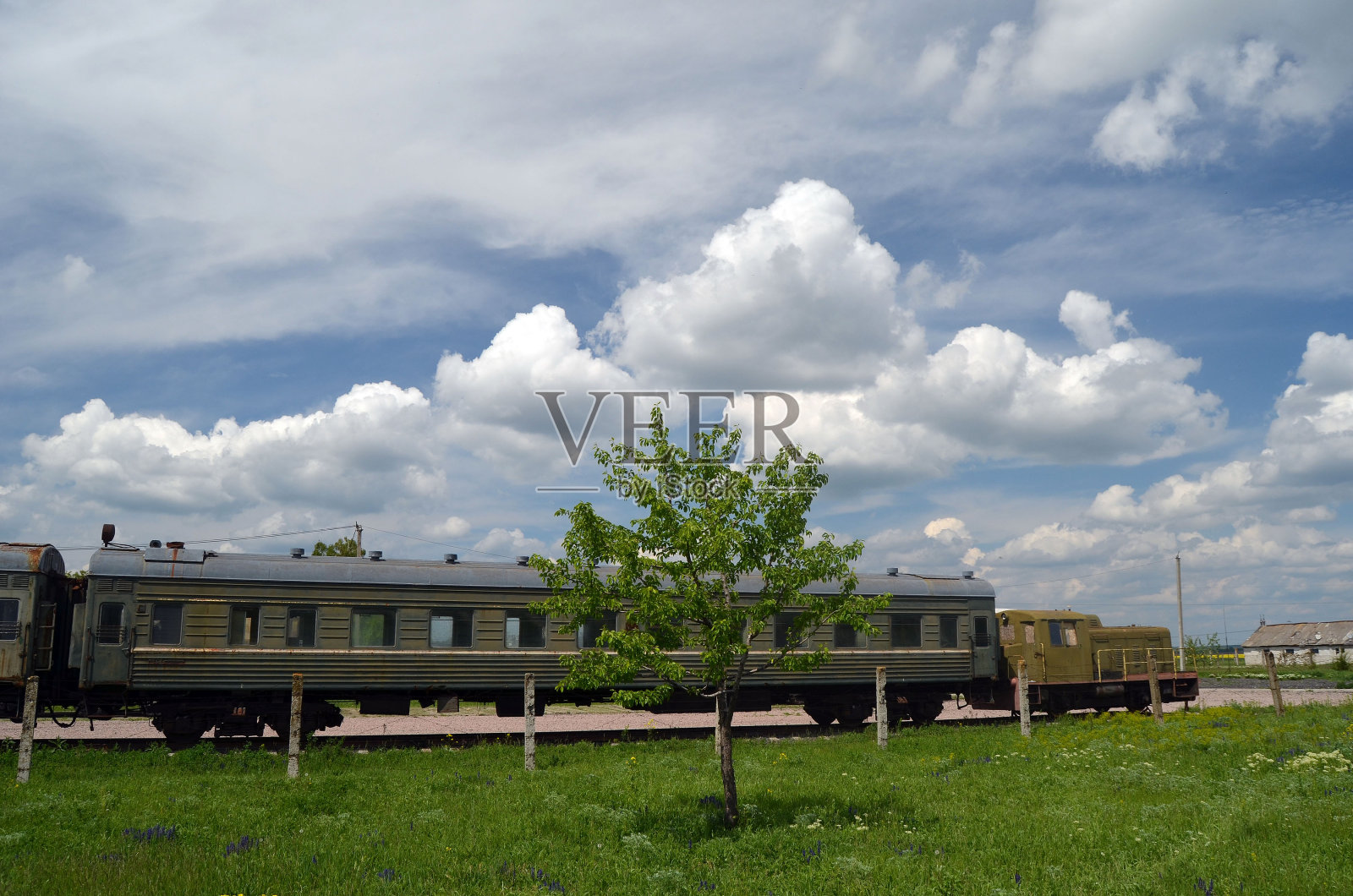 有气候控制和支持的固体燃料火箭。普通轿车和电冰箱的外观。照片摄影图片