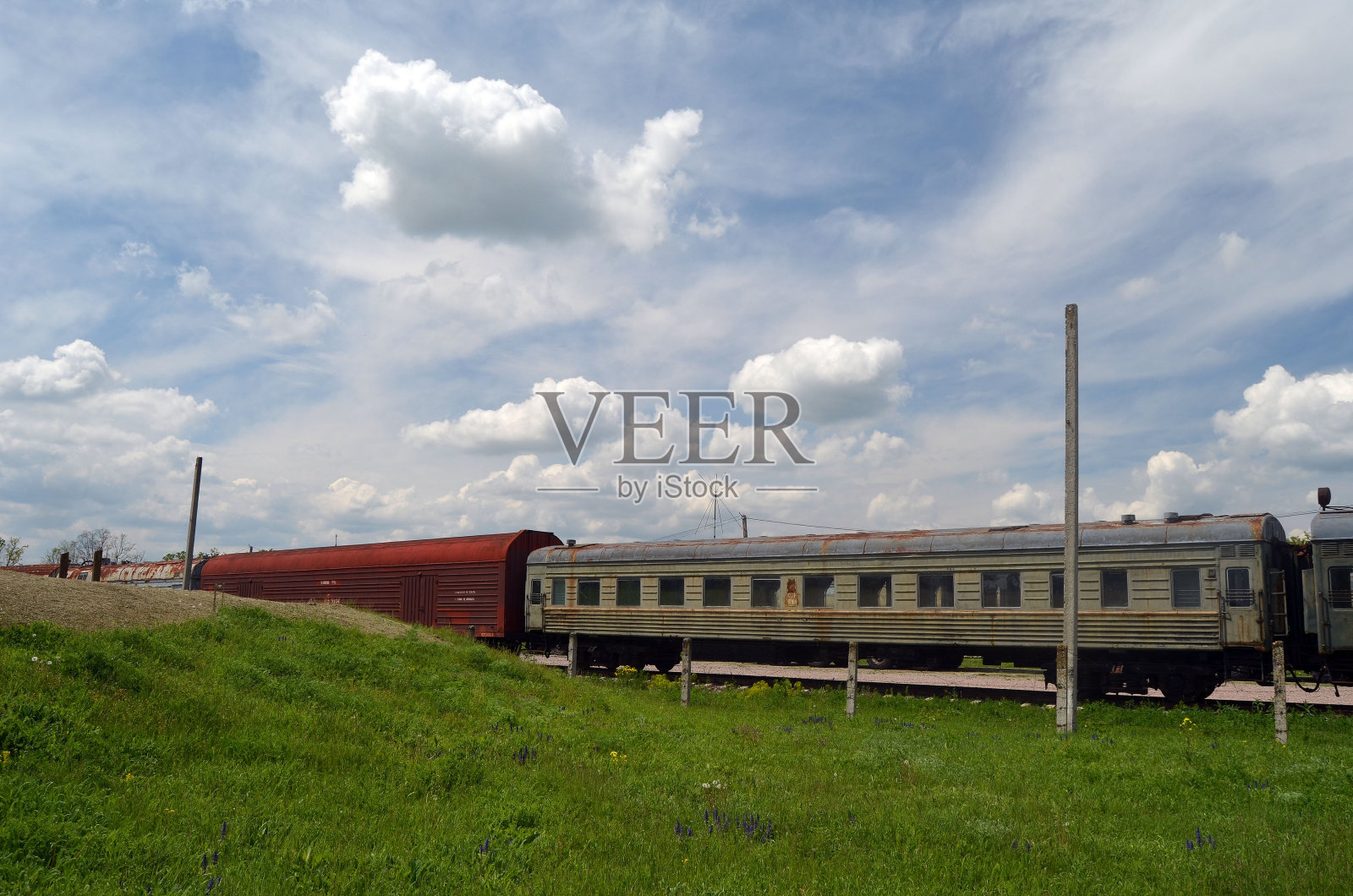 有气候控制和支持的固体燃料火箭。普通轿车和电冰箱的外观。照片摄影图片