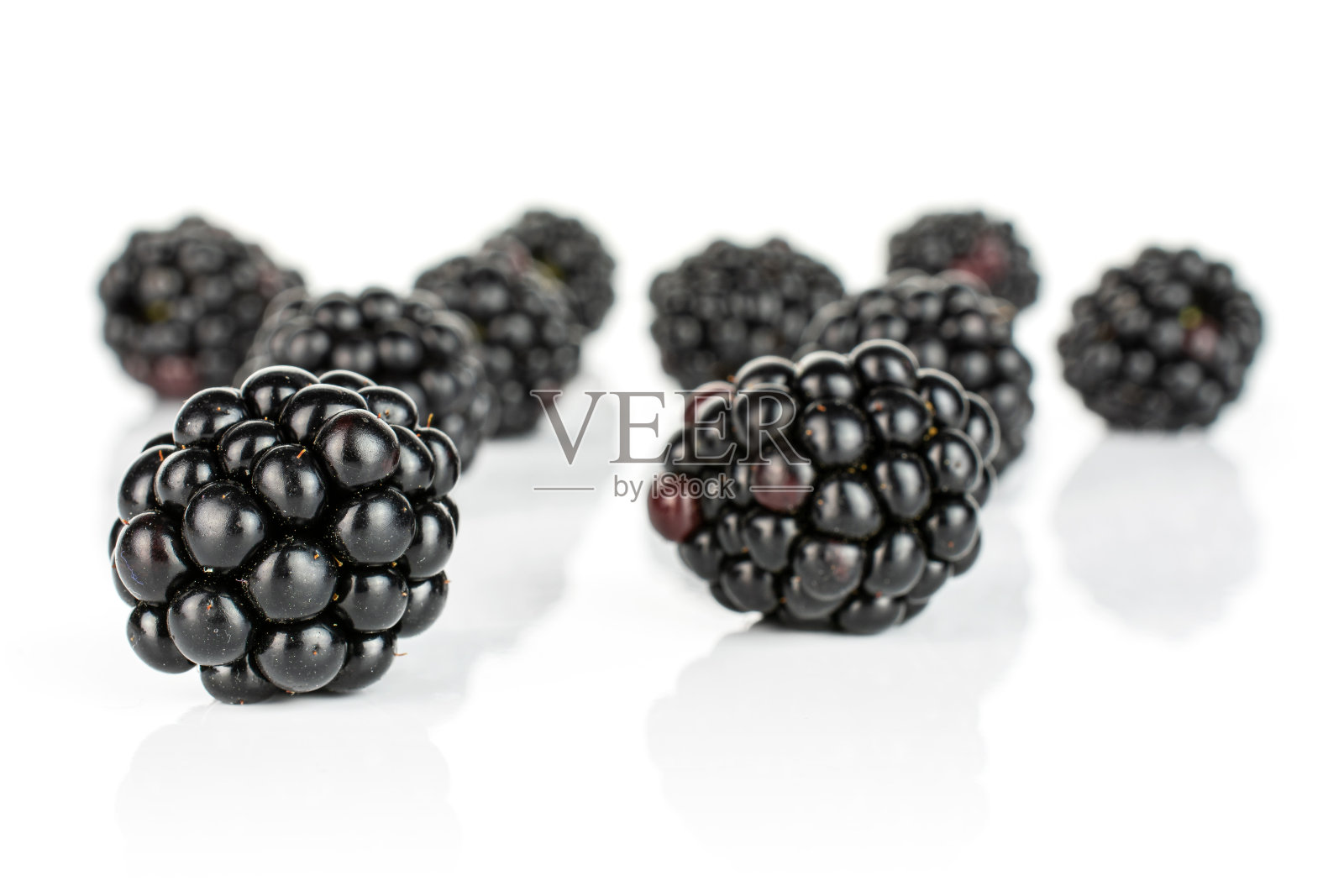 新鲜的黑莓孤立在白色上照片摄影图片