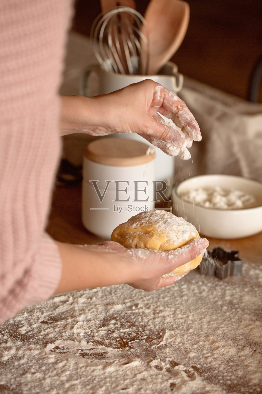 用擀面杖擀饼皮或披萨。照片摄影图片