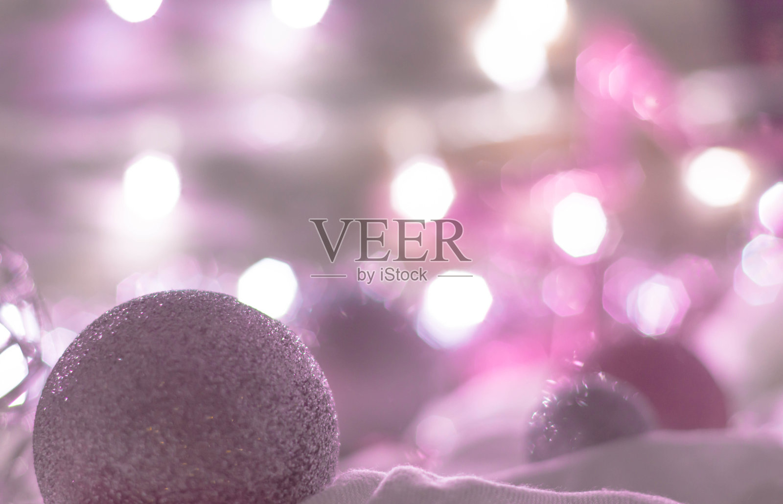 用球、灯和星星装饰的圣诞装饰品照片摄影图片