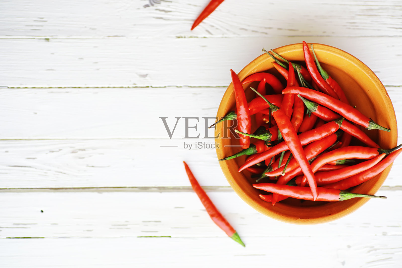 红辣椒在白色的木质复古背景上。照片摄影图片