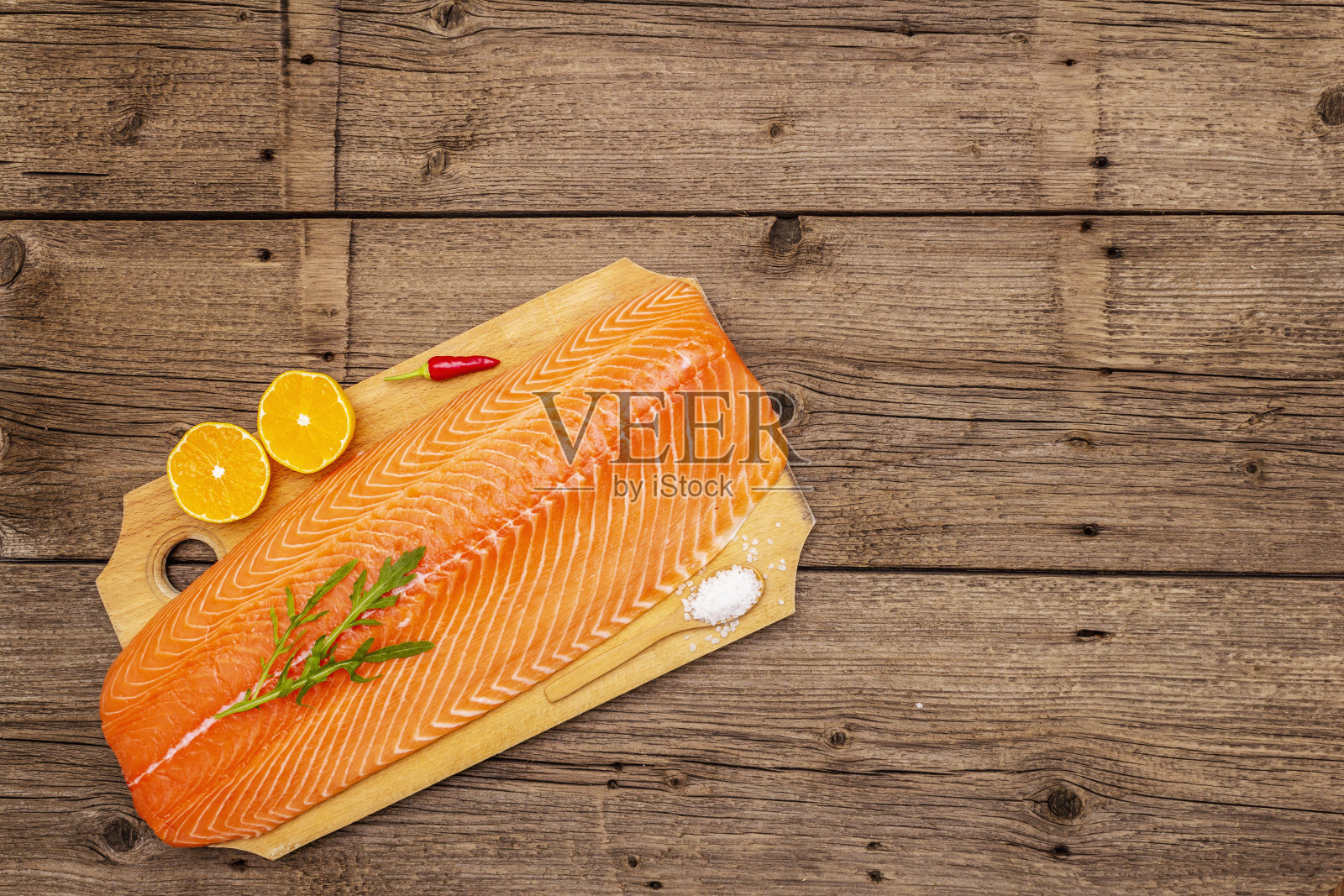 新鲜的挪威鲑鱼片。欧米茄3的来源，平衡健康的饮食观念。老式木板背景照片摄影图片