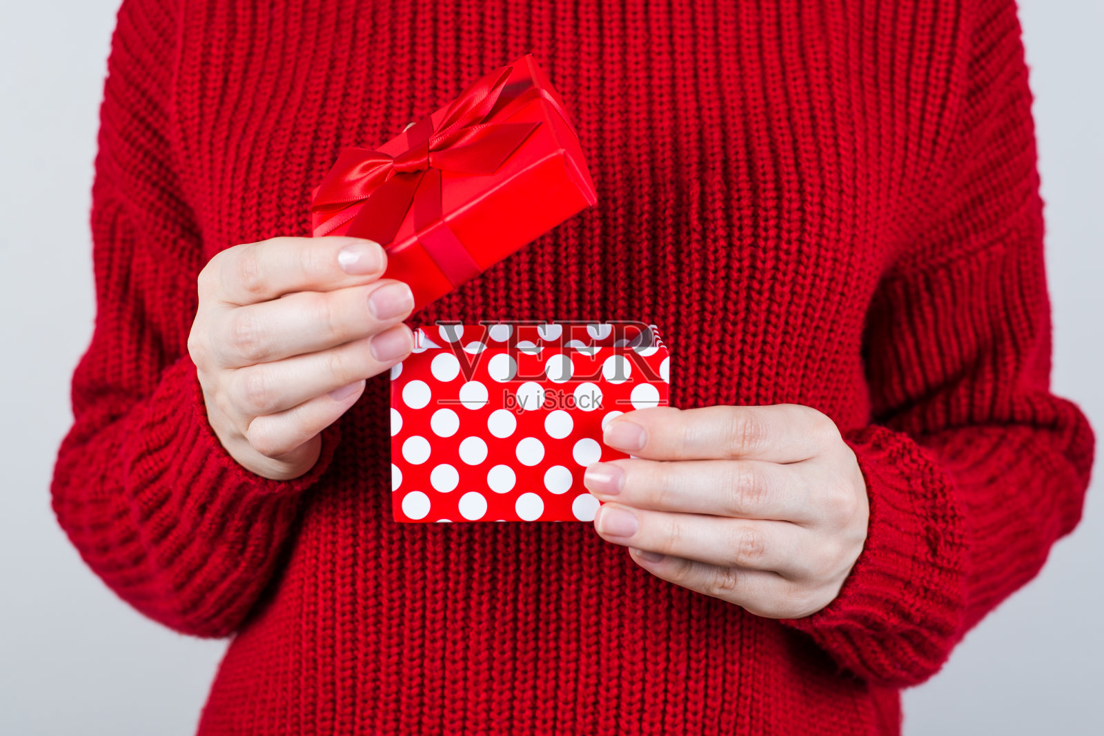 是给我的吗?开朗愉快积极兴奋的学生的特写照片打开小现在孤立的灰色背景照片摄影图片