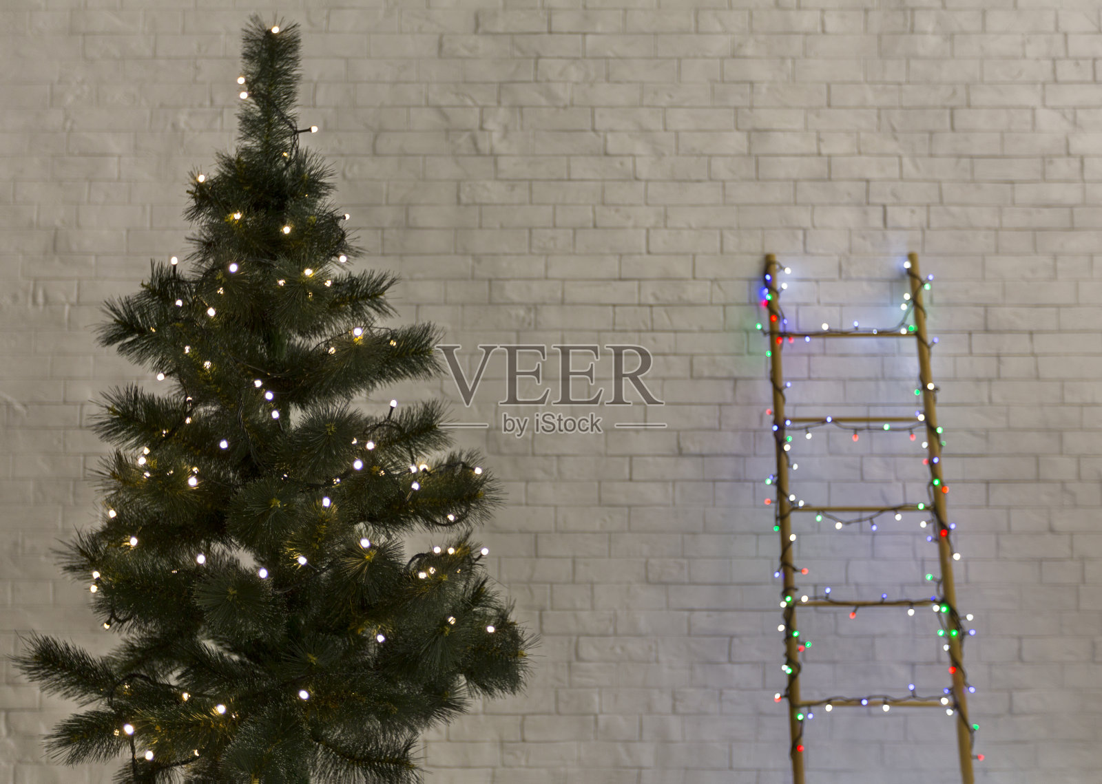 圣诞背景用绿色的松树和梯子与灯照片摄影图片