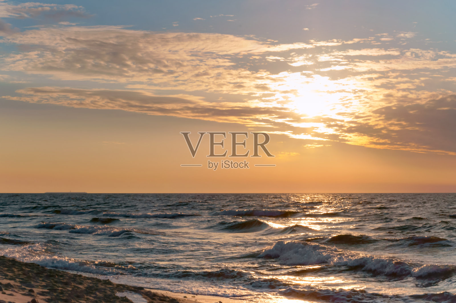 天空是紫色的从夕阳，夕阳在海边照片摄影图片