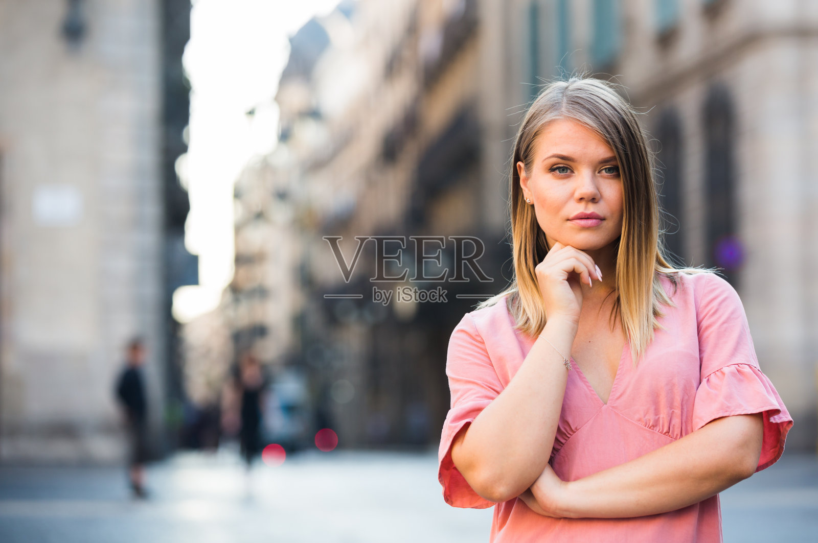 年轻的女人穿着礼服站在历史中心的特写照片摄影图片