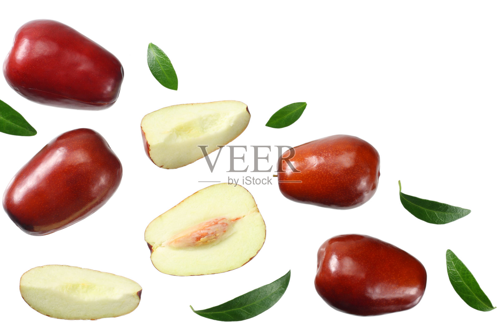 新鲜的红枣，叶和片孤立在白色背景上。俯视图照片摄影图片