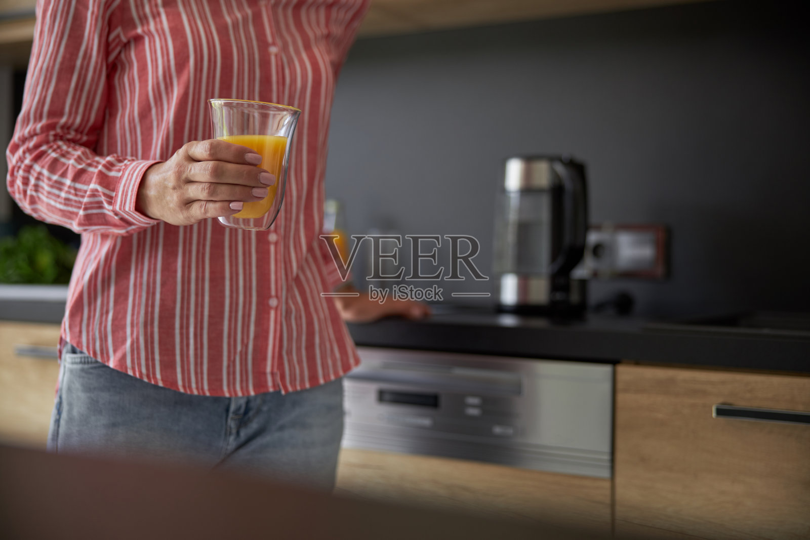 女人在厨房里喝果汁照片摄影图片