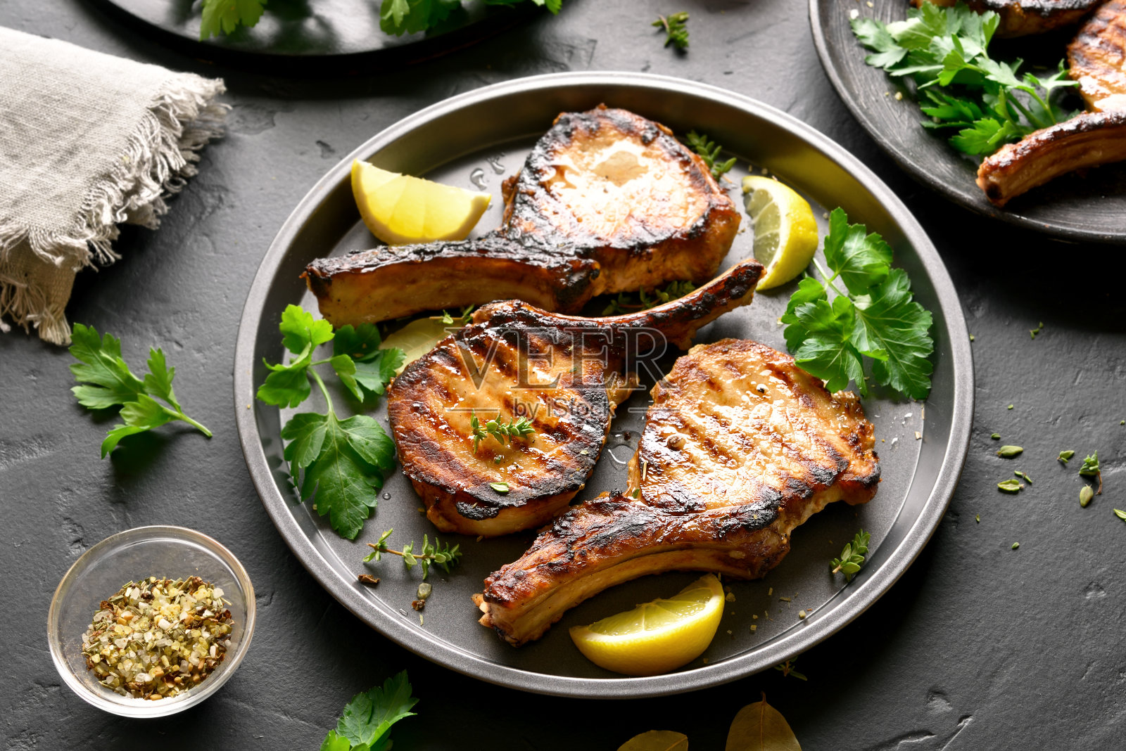 烤猪肉牛排照片摄影图片