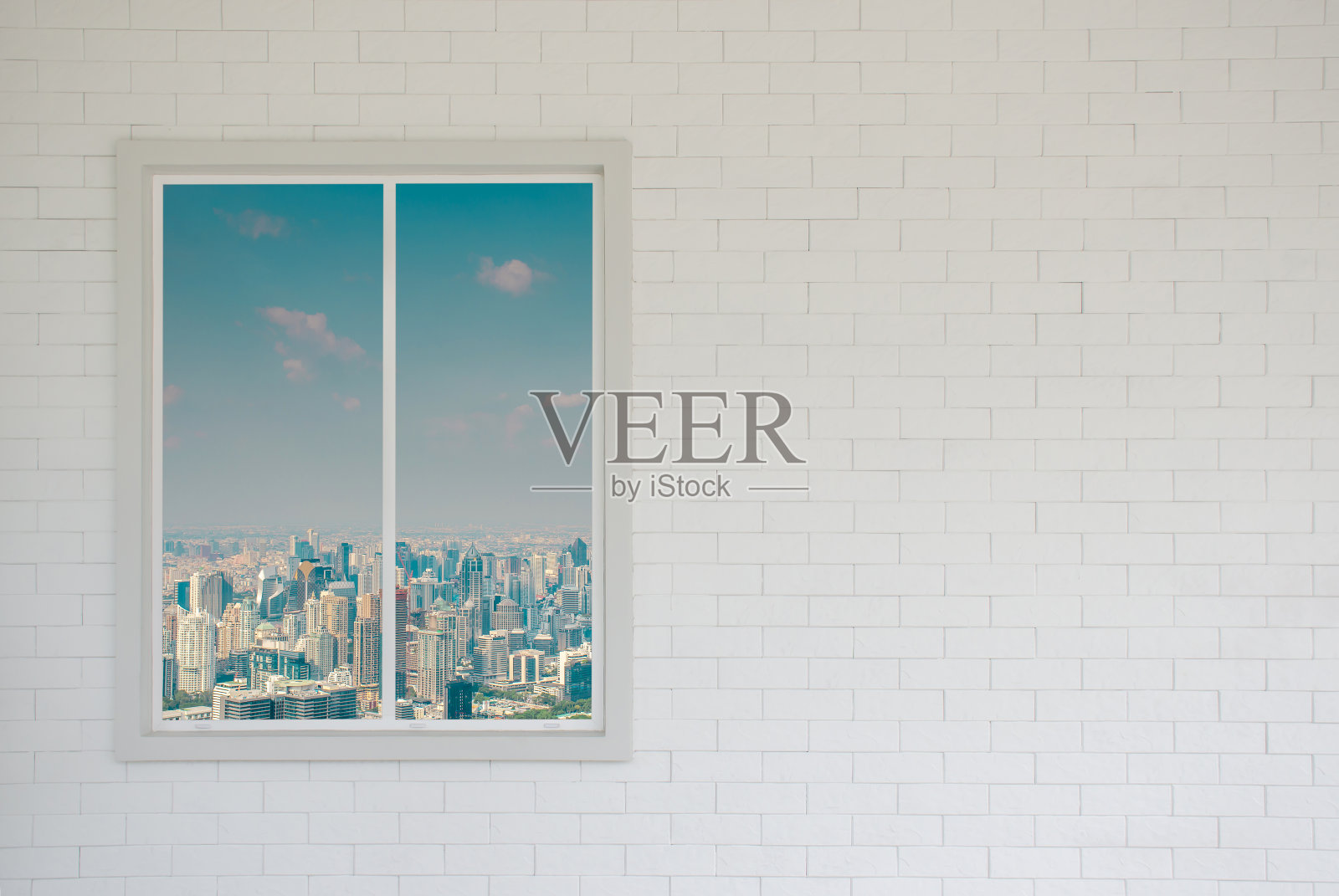 白色的空白砖墙和现代的窗户与摩天大楼的视野和阳光照片摄影图片