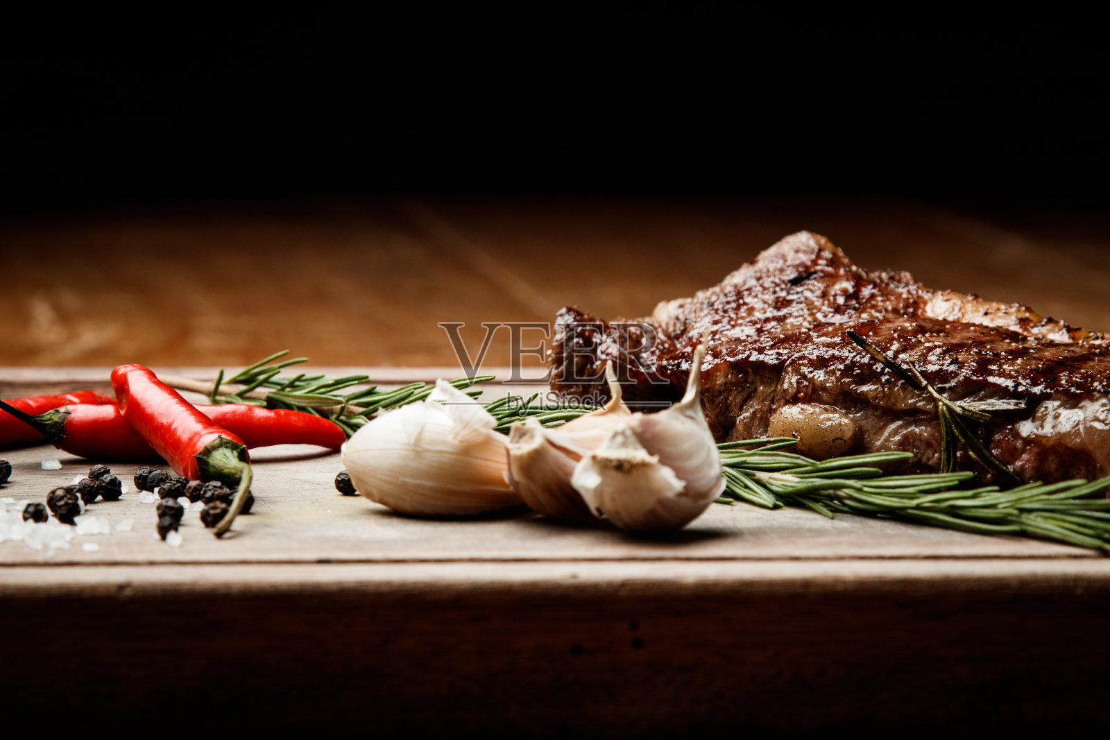 牛排来自牛肉，牛排配蔬菜，适当的营养，健康的食物，照片摄影图片