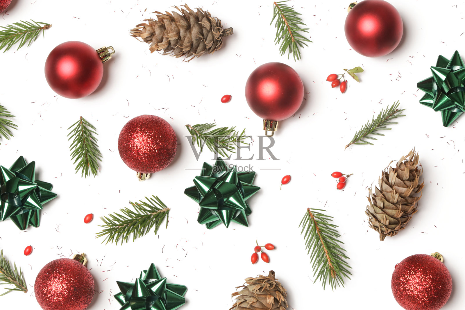 圣诞装饰。红色的圣诞球和冷杉树枝孤立在白色的背景。圣诞饰品安排。照片摄影图片