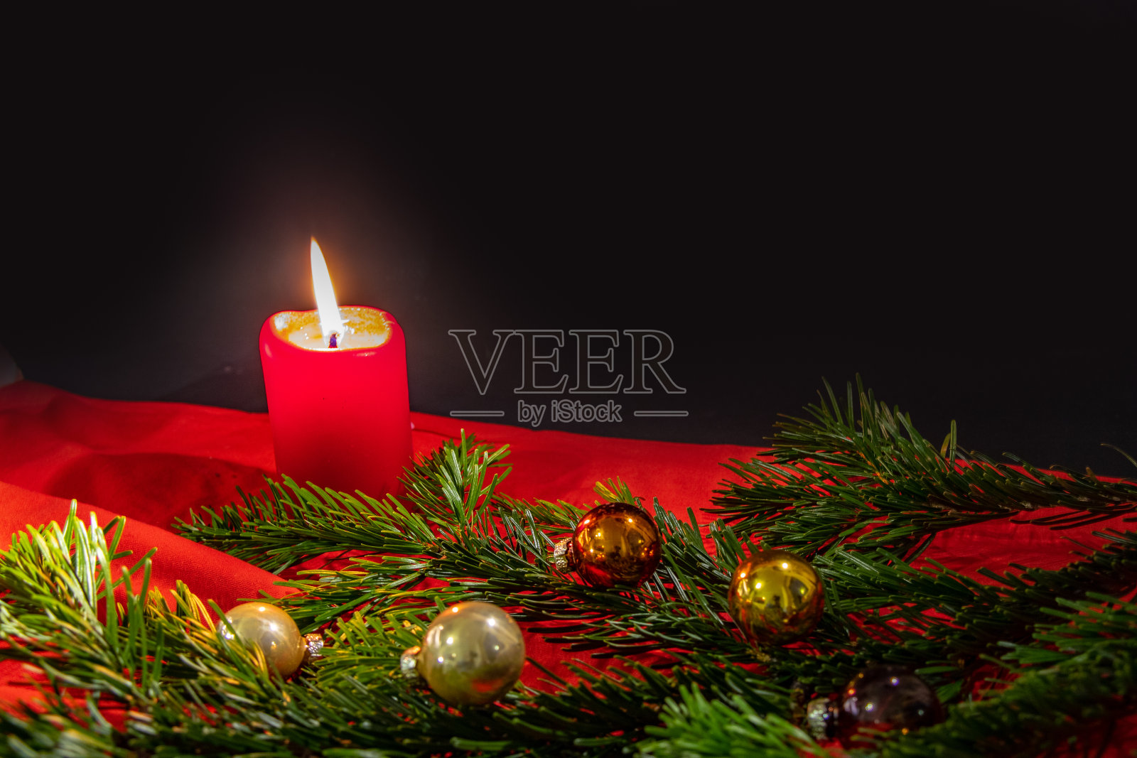 圣诞图片，冷杉枝，蜡烛，灯笼和圣诞装饰品照片摄影图片