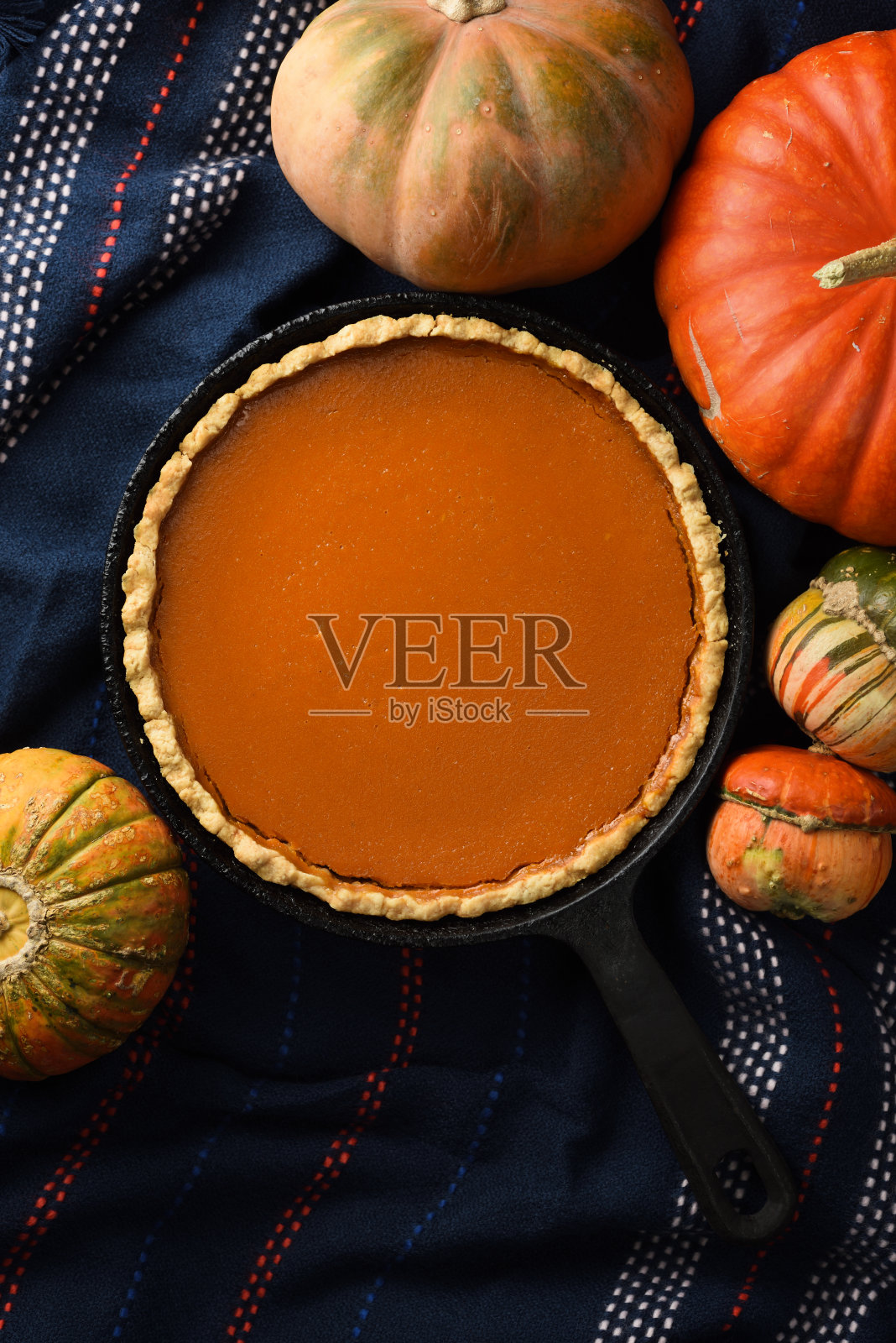 Hygge静物平躺。自制南瓜派与冬季瓜在羊毛布上黑色的背景照片摄影图片